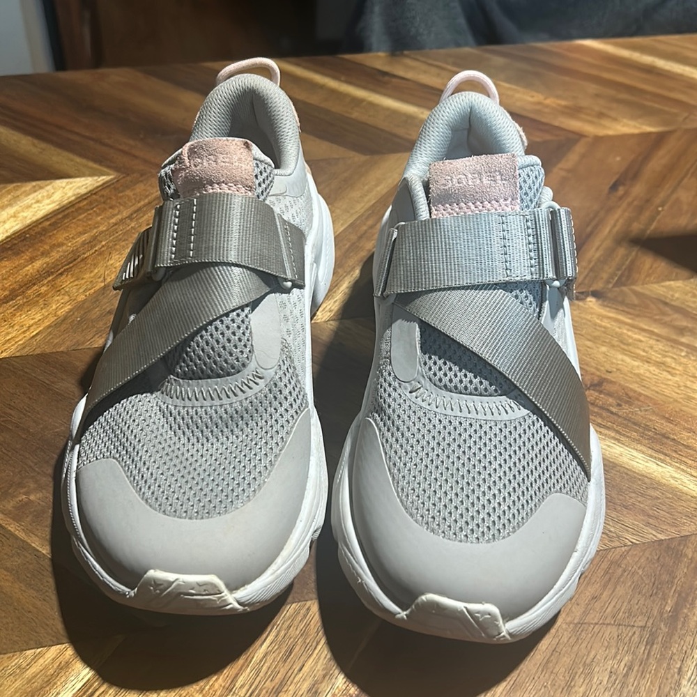 Sorel kinetic rnegd dove peach Velcro strap sneakers 8.5 women’s